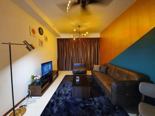 Una televisión o centro de entretenimiento en The Landmark by Katana 3BR to 4BR Luxury Seaview Landmark Homestay at Gurney 15-16pax 无敌海景套房