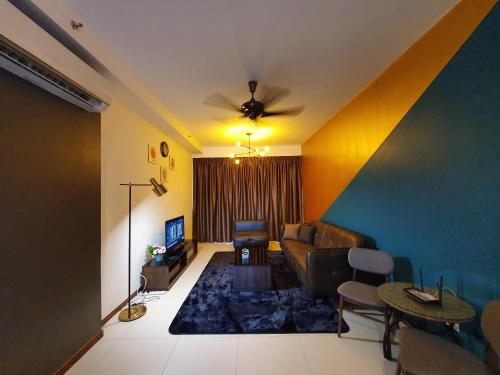 Una televisión o centro de entretenimiento en The Landmark by Katana 3BR to 4BR Luxury Seaview Landmark Homestay at Gurney 15-16pax 无敌海景套房