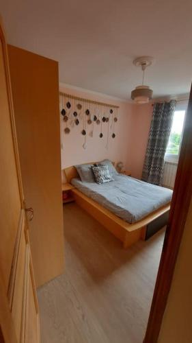 une chambre avec un lit dans une pièce avec une fenêtre dans l'établissement Appartement de maison avec 2 chambres, à Ossun