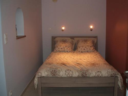 - une chambre avec un lit doté d'un cadre en bois dans l'établissement Appartement Guillestre, à Guillestre