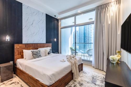 Postel nebo postele na pokoji v ubytování JBR Beach & Marina Walk I Ain Dubai view I 1 BDR