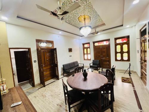 Un comedor con mesa y sillas en Shiva The Retreat Homestay, en v