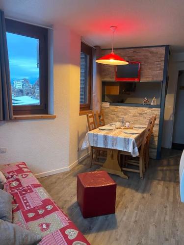 une salle à manger avec une table et des chaises ainsi qu'une cuisine dans l'établissement L'appartement Tom d'Avoriaz, à Avoriaz