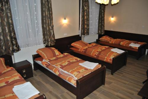 Posteľ alebo postele v izbe v ubytovaní Hotel Gościniec