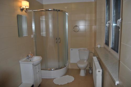 Ett badrum på Hotel Gościniec