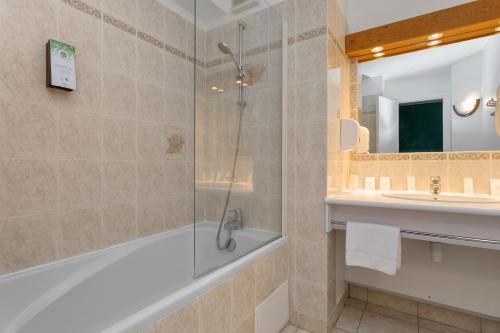 Bilik mandi di Hôtel Le Romantica