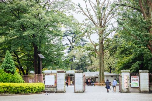 a gate in a park with people walking around at 末松ビル -Tokyo lifestyle apartment- in Tokyo