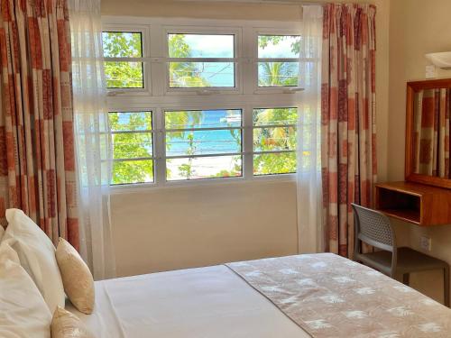 Katil atau katil-katil dalam bilik di Panorama Guesthouse Apartments Beau Vallon Beach