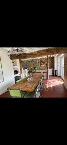 une salle à manger avec une table et des chaises en bois dans l'établissement L'havre de paix, à Crécy-la-Chapelle