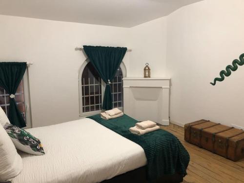 une chambre avec un lit avec deux serviettes dessus dans l'établissement Maison Harry Potter pour 6 personnes en centre ville, à Montauban