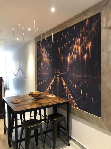 une salle à manger avec une table et deux tabourets dans l'établissement Maison Harry Potter pour 6 personnes en centre ville, à Montauban