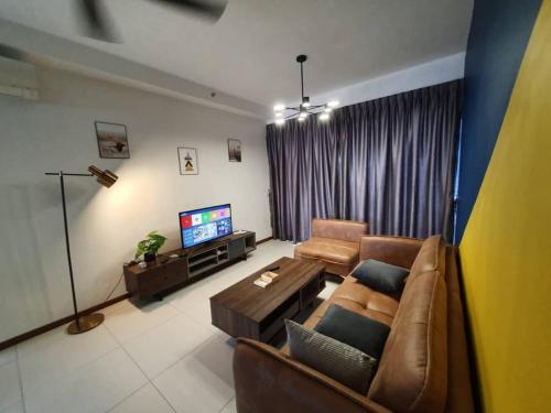 Una televisión o centro de entretenimiento en The Landmark by Katana 3BR to 4BR Luxury Seaview Landmark Homestay at Gurney 15-16pax 无敌海景套房