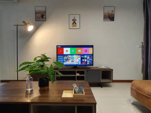 Una televisión o centro de entretenimiento en The Landmark by Katana 3BR to 4BR Luxury Seaview Landmark Homestay at Gurney 15-16pax 无敌海景套房