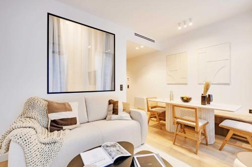 un salon avec un canapé et une table dans l'établissement Elegant apartment with AC -2BR-6P- le Marais, à Paris