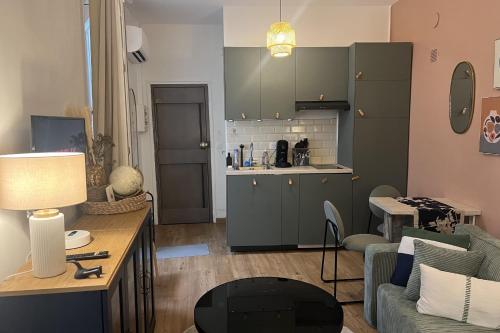 une cuisine et un salon avec un canapé et une table dans l'établissement Cosy air-conditioned studio in the heart of Nice, à Nice