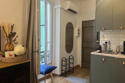 une cuisine avec un évier et un plan de travail dans l'établissement Cosy air-conditioned studio in the heart of Nice, à Nice