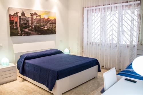ローマにあるDomus Romaeの白いベッドルーム(青いベッド1台、窓付)