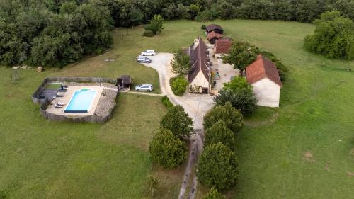 an aerial view of a house with a swimming pool at Domaine du Raysse in Saint-Cirq