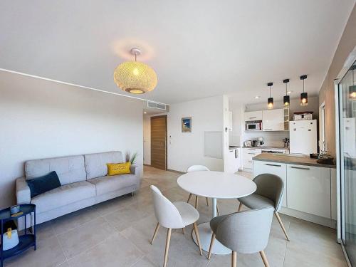 un salon avec un canapé et une table dans l'établissement Appartement avec vue panoramique sur la mer, à Calvi