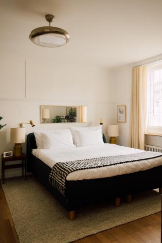 a bedroom with a large bed and a window at Gasthof Oxen in Küsnacht