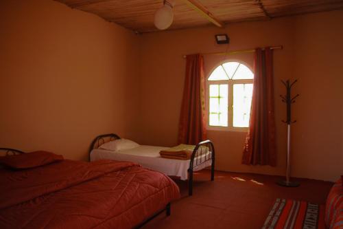 Postel nebo postele na pokoji v ubytování Wahiba Bedouin Rustic Camp