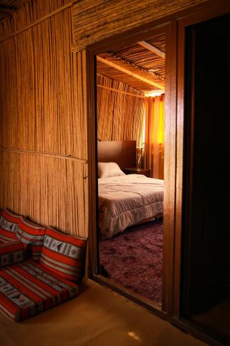Postel nebo postele na pokoji v ubytování Wahiba Bedouin Rustic Camp