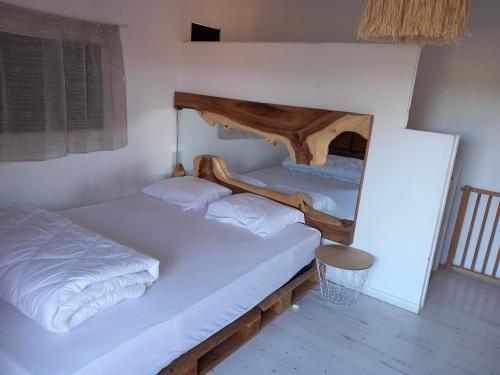 deux lits jumeaux dans une chambre avec un miroir dans l'établissement Villa 4 chambres avec jacuzzi, à Saint-Maximin-la-Sainte-Baume