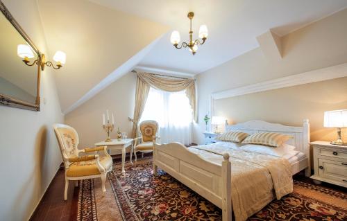 比亞韋斯托克的住宿－Hotel POD HERBEM -POKOJE OZONOWANE，卧室配有一张床和一张桌子及椅子