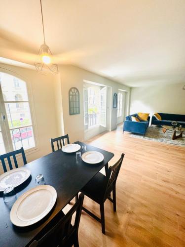 une salle à manger avec une table et des chaises noires dans l'établissement love to bordeaux triangle d'or 2 bedrooms, à Bordeaux