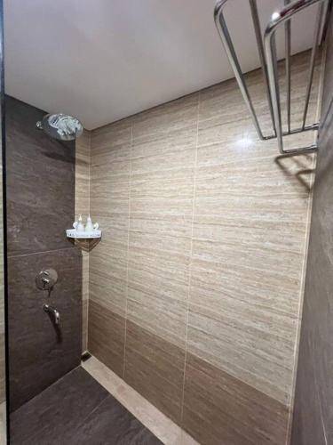 a bathroom with a shower with aventricular at Panbil Residence Apartment Batam in Kangboi