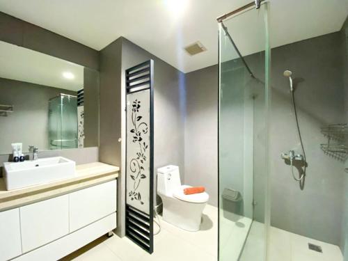 Ένα μπάνιο στο Restful and Elegant 1BR Patraland Amarta Apartment By Travelio