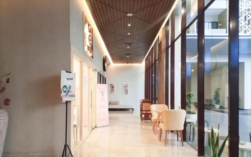 Χώρος καθιστικού στο Restful and Elegant 1BR Patraland Amarta Apartment By Travelio