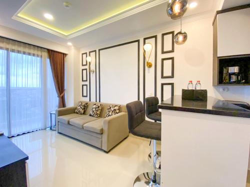 Χώρος καθιστικού στο Restful and Elegant 1BR Patraland Amarta Apartment By Travelio