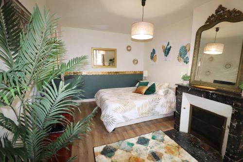 - un salon avec un lit et un miroir dans l'établissement 2eme étage privé de notre maison-Accès au jardin-Smart tv-Streaming-Wifi, au Mans