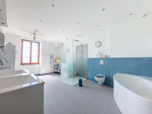une salle de bain avec une baignoire, un lavabo et des toilettes dans l'établissement L'escapade, à Les Olmes