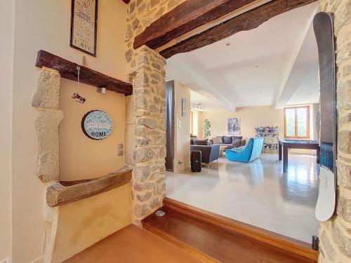 un grand salon avec un mur en pierre dans l'établissement L'escapade, à Les Olmes