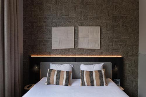 Hotel Keyser Bredaにあるベッド