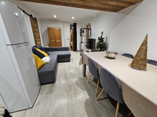 un salon avec un canapé et une table dans l'établissement Appartement entièrement rénové - Vars les Claux, à Vars