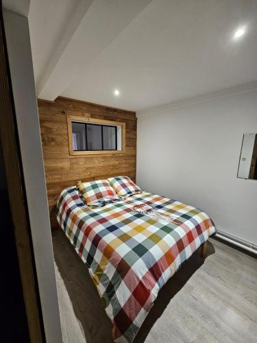 une petite chambre avec un lit dans une pièce dans l'établissement Appartement entièrement rénové - Vars les Claux, à Vars