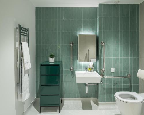 Un baño de Vertus Edit Canary Wharf