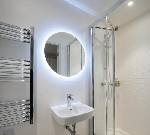 Un baño de Vertus Edit Canary Wharf