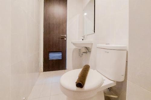 Koupelna v ubytování Fully Furnished with Cozy Designed 2BR Serpong Garden Apartment By Travelio