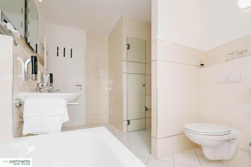 カイザースラウテルンにあるTop Apartment im Zentrum - youpartmentsのトイレと洗面台を備えた白いバスルーム