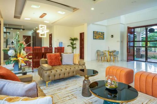 Ruang duduk di Private Villa - Overlooking View of Taal R-Maison