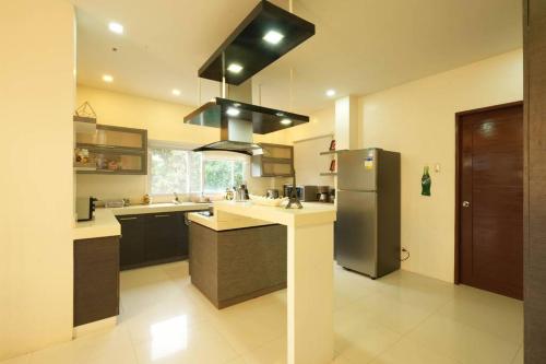 Dapur atau dapur kecil di Private Villa - Overlooking View of Taal R-Maison