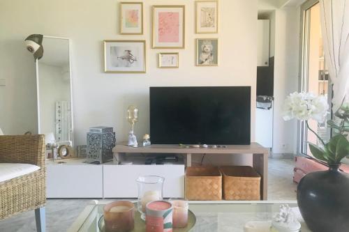 un salon avec une télévision sur une table dans l'établissement Le Seaview - Calm - Pool - Farniente - Sea view, à Cannes