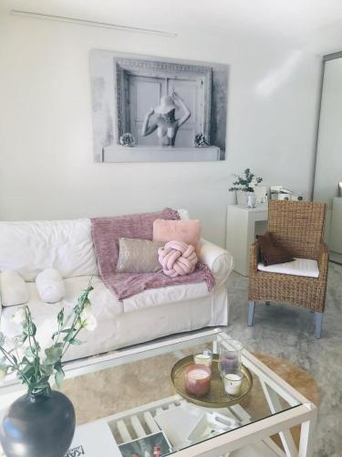 un salon avec un canapé blanc et une table dans l'établissement Le Seaview - Calm - Pool - Farniente - Sea view, à Cannes