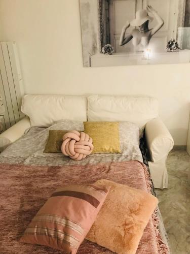 un lit avec des oreillers dessus dans une chambre dans l'établissement Le Seaview - Calm - Pool - Farniente - Sea view, à Cannes