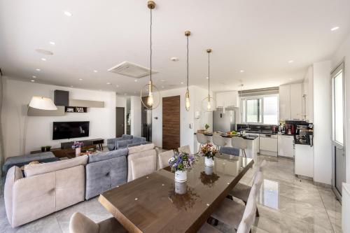 Una cocina o cocineta en Fig Tree Bay Residences 6