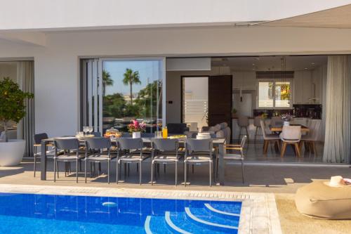 La alberca dentro o cerca de Fig Tree Bay Residences 6